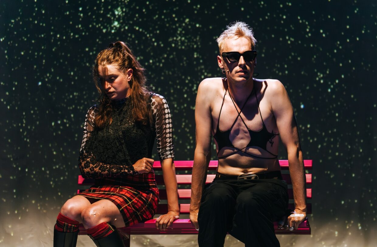 Everybody Is Always Six Handshakes Away From Paris Hilton's C*kdealer